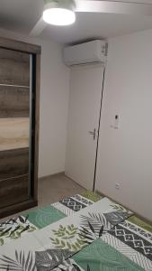 a small room with a bed and a closet at Les Jardins Suspendus de la Caraïbe in Le Carbet
