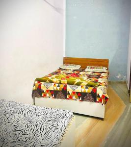 een slaapkamer met twee bedden in een kamer bij Preet Guest House in Kedārnāth