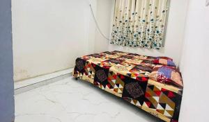 een bed met een quilt erop in een kamer bij Preet Guest House in Kedārnāth +1 foto