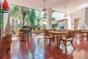 a dining room with a table and chairs at Mavi & Ani Pansiyon in Antalya
