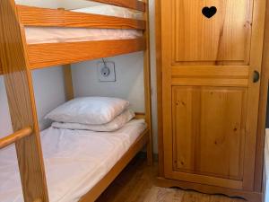 a small room with two bunk beds and a door at Appartement 2 chambres aux pieds des pistes, parking gratuit - FR-1-807-125 in Saint-François-Longchamp