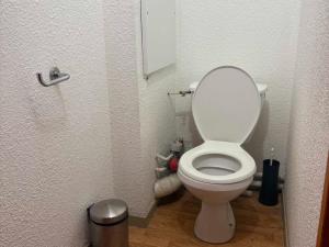 a bathroom with a white toilet in a stall at Appartement 2 chambres aux pieds des pistes, parking gratuit - FR-1-807-125 in Saint-François-Longchamp