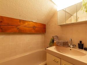 ein Badezimmer mit Waschbecken und Badewanne in der Unterkunft T3 lumineux pour 6 personnes au cœur de Saint-Lary - FR-1-296-526 in Saint-Lary-Soulan