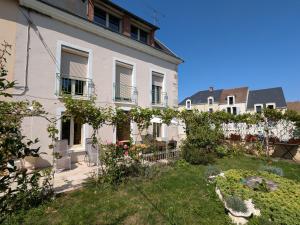 A garden outside Appartement lumineux au cœur de Montargis avec vue sur le canal - FR-1-590-585