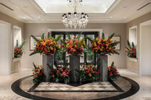 eine Lobby mit einem Blumenstrauß in der Unterkunft Four Seasons Hotel Los Angeles at Beverly Hills in Los Angeles