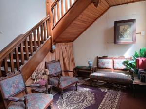 un soggiorno con due sedie e una scala di St David's on James Luxury apartments a Dunedin