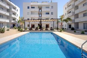 Bazén v ubytování Alf Desert Condo, Ground Floor Unit in Downtown Cabo nebo v jeho okolí