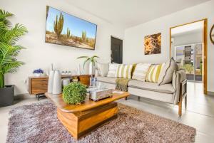 Posezení v ubytování Alf Desert Condo, Ground Floor Unit in Downtown Cabo