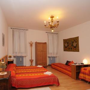 sypialnia z 2 łóżkami i żyrandolem w obiekcie B&B Arabesque w Wenecji