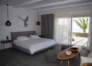Rúm í herbergi á Hermes Mykonos Hotel