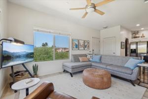 Una sala de estar con un sofá y una ventana grande. en Panorama View - Mountain Views - Community Pool, en Fountain Hills