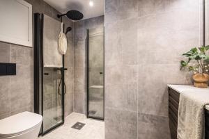 y baño con ducha y aseo. en Brand New & High-End 3 Bedrooms 2 Bathrooms Central Apartment, en Bergen