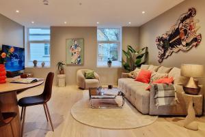 una sala de estar con un sofá y una mesa en Brand New & High-End 3 Bedrooms 2 Bathrooms Central Apartment, en Bergen