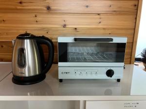 een magnetron en een broodrooster op een aanrecht bij Guest House景 in Kumamoto