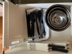 een koelkast met wat keukengerei erin bij Guest House景 in Kumamoto