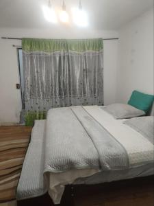 Un dormitorio con una cama grande con ventana. en Solë Viajeros, en Lima