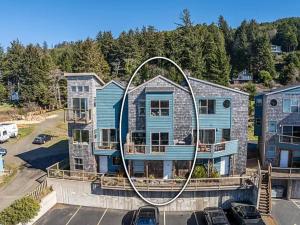 a large house with a large mirror on it at Stunning Oceanview Townhouse Walk to Seawall, Shops & Depoe Bay Dining in Depoe Bay