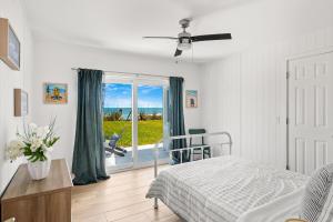 Un dormitorio con una cama y una puerta corrediza de vidrio. en 5435 Highway A1A, en Melbourne Beach 34 fotos más