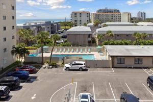 un estacionamiento con un coche blanco estacionado en un estacionamiento en Windrush 509, en Cocoa Beach