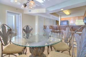 Ruang duduk di Crescent Shores South - 608