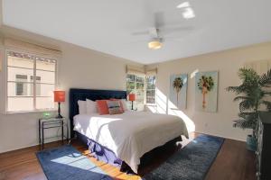 サンタバーバラにあるWest Beach Villas 1 & 2の大きなベッドとバルコニーのある寝室