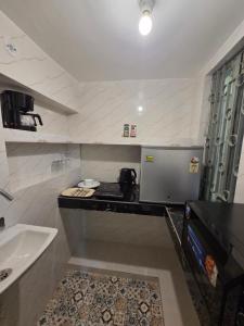 een badkamer met een wastafel en een koffiezetapparaat op een aanrecht bij Royal Heritage in Lucknow