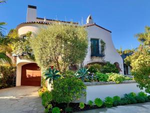een huis met een tuin ervoor bij Casa Cielo in Santa Barbara