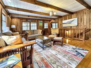 una sala de estar con un sofá y una mesa en Karma Cabin, en Scaly Mountain