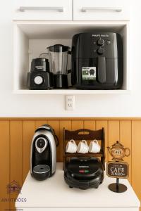 a kitchen with a coffee maker and a toaster at Anfitriões Angra- Flat com Vista Espetacular na Praia Grande in Angra dos Reis