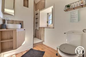 un baño con lavabo e inodoro en Quinfromel, en Clayes 34 fotos más