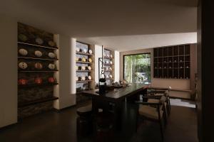 een grote eetkamer met een tafel en stoelen bij The Mountain-View Terrace Hotel ,Coffee and Tea Villa at The Big Waterwheel,A luxury hotel featuring private terraces for snow mountain views, Western & Chinese breakfast, afternoon tea, English speaking service, and ticket reservation service in Lijiang