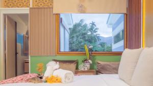 Ban Yang Pa KhaにあるChez Nij Ryokan Onsen Chiang Maiの窓のある白いベッドのある寝室 +39枚の写真