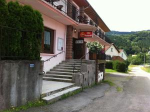 Nespecifikovaný výhled na hory nebo výhled na hory při pohledu z hotelu