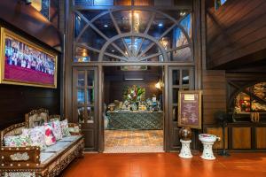 ein Eingang zu einem Gebäude mit einem Geschäft in der Unterkunft Singha Montra Lanna Boutique Style Hotel in Chiang Mai