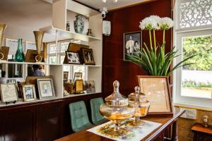 Ban Yang Pa KhaにあるChez Nij Ryokan Onsen Chiang Maiのテーブルの上にガラス瓶が置かれた店