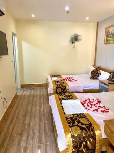 Ένα ή περισσότερα κρεβάτια σε δωμάτιο στο Văn Phượng Hostel