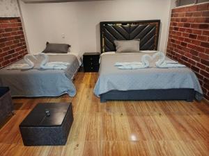 two beds with swans on them in a room at Finca la Rosita in Tulcán