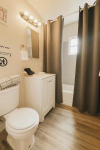un bagno con un water e un lavandino di Bright & Cozy Modern Space Near Downtown a Bakersfield