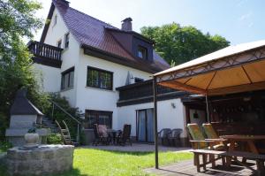 a house with a table and chairs in the yard at Gästehaus Gaens - Ferienhaus in Schirgiswalde