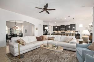 un salon avec un canapé blanc et une table dans l'établissement Luxurious villa with pool and spa, à Liberty