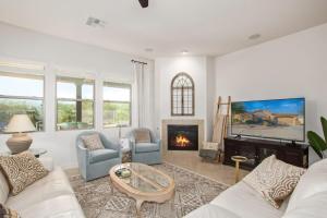 un salon avec un canapé et une cheminée dans l'établissement Luxurious villa with pool and spa, à Liberty