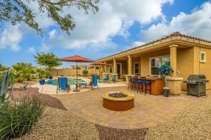 une maison avec un patio avec une table et des chaises dans l'établissement Luxurious villa with pool and spa, à Liberty 43 autres photos