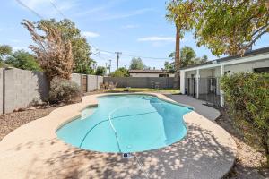 Bazén v ubytování Modern Villa Comphy Stay in Tempe with pool nebo v jeho okolí