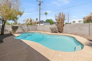 Bazén v ubytování Modern Villa Comphy Stay in Tempe with pool nebo v jeho okolí + 18 fotografií