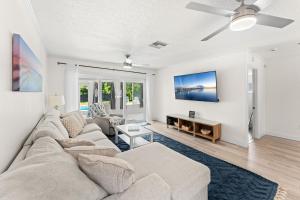 un soggiorno con un divano e una TV di 921 S Orlando Ave a Cocoa Beach