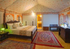 Una cama o camas en una habitación de desert sweet resort Jaisalmer