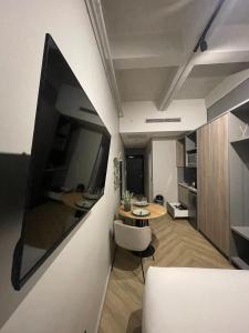 ケープタウンにあるOne Thibault Hotel - Lion Head Viewのテーブルのあるリビングルームとソファのある部屋