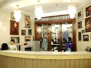 a woman sitting at the counter of a bar at Changchun Global Hotel in Changchun +267 photos