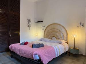 Postel nebo postele na pokoji v ubytování Villa & Bungalow 'Coco des sables' les pieds dans l'eau