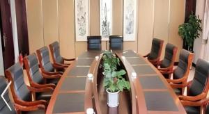 a conference room with a long table and chairs at Erdos Great Gate Hotel in Hantai